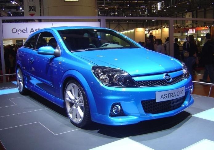 Opel Astra OPC - carro de corrida no corpo de hatchback