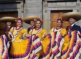 Qual língua é falada no México pelos habitantes locais?